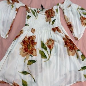 white dress with flowers wide sleeves with elastic
